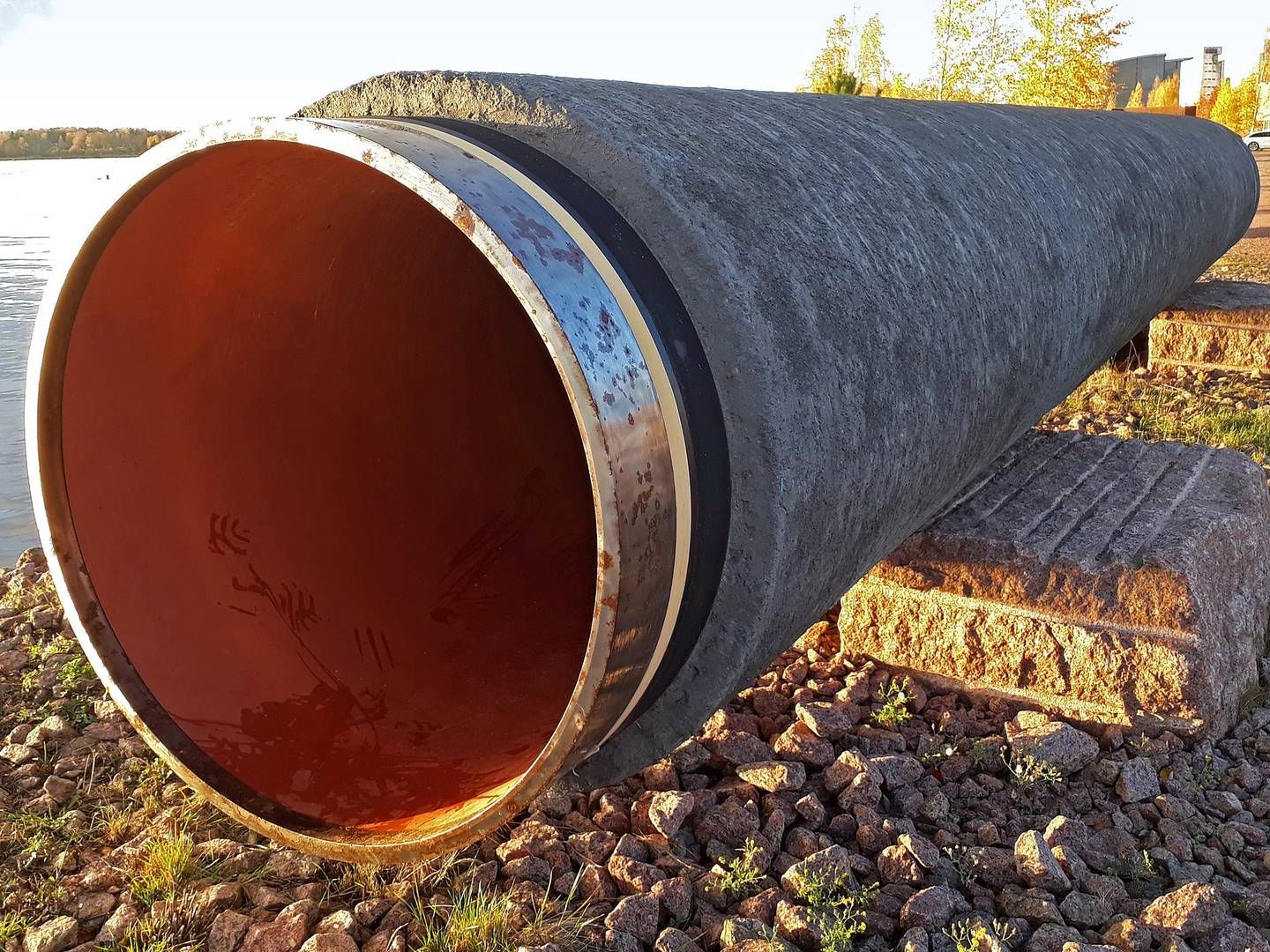 UTSTILT RØR: En del av gassrøret Nord Stream er satt opp på utstilling i Kotka i Finland. | Foto: Vuo, Wikipedia, CC BY-SA 4.0