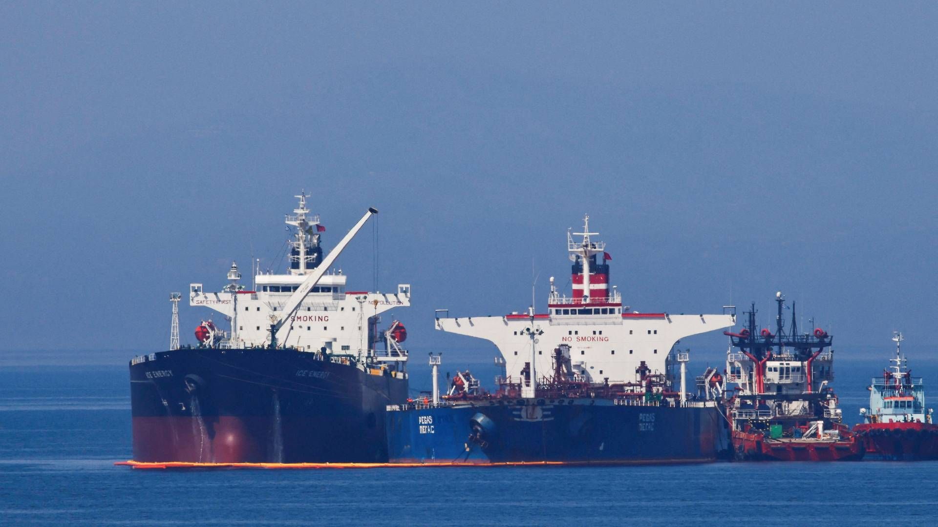 The ships in the image are not the sanctioned tankers. The image shows Lebanese-flagged vessel Ice Energy transferring oil to Iranian tanker Lana. | Photo: Costas Baltas/Reuters/Ritzau Scanpix