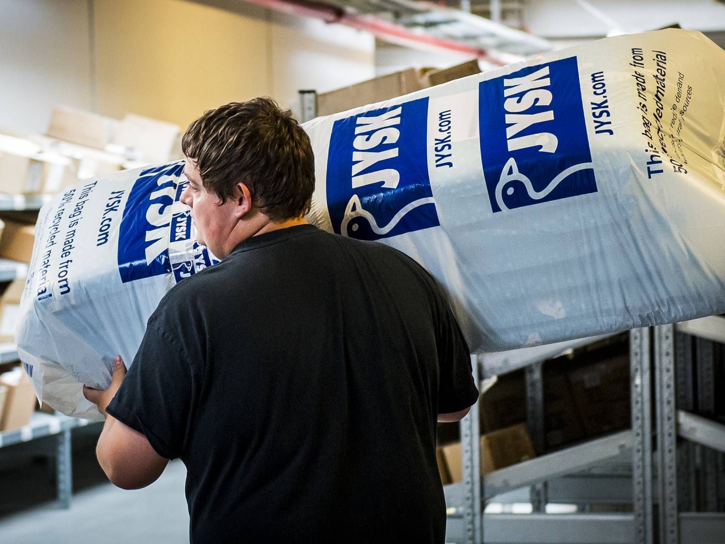 Jysks lagermedarbejdere bliver målt på flere parametre - fx arbejdsmiljøsikkerhed og hvor effektivt og optimalt, de pakker paller og lastbiler - for at opnå bonus. | Foto: Sebastian Buur Gunvald/ERH