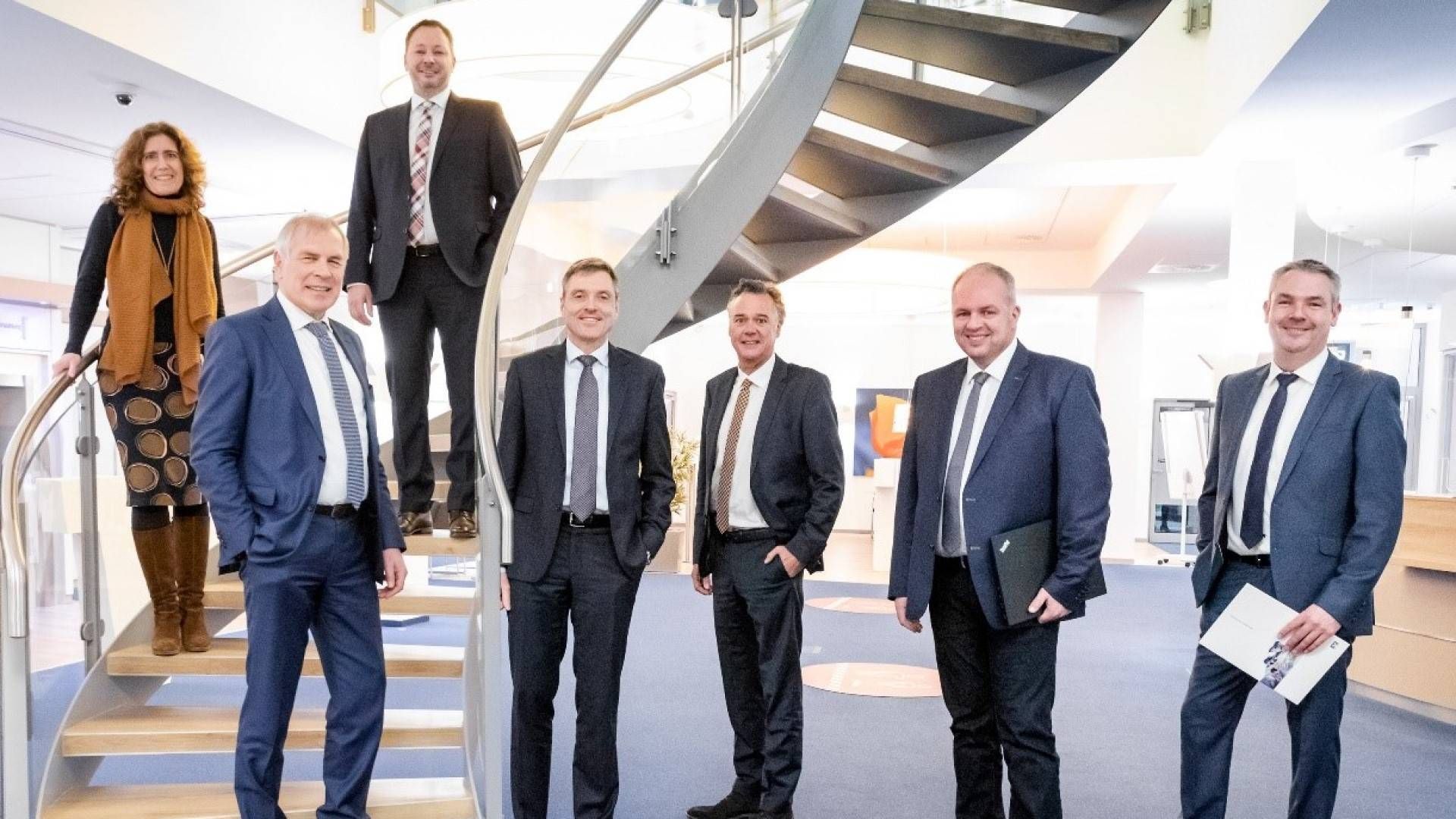 von links nach rechts: Anja Bracht, Joachim Schorling, Markus Strahler (Vorstände der Volksbank in Schaumburg und Nienburg), Uwe Krismann (Aufsichtsratsvorsitzender), Frank Brümmer (stellv. Aufsichtsratsvorsitzender), Mario Hillerdt (stellv. Aufsichtsratsvorsitzender der früheren Volksbank Nienburg) und Dirk Rodenbeck (stellv. Aufsichtsratsvorsitzender) | Foto: Volksbank in Schaumburg und Nienburg