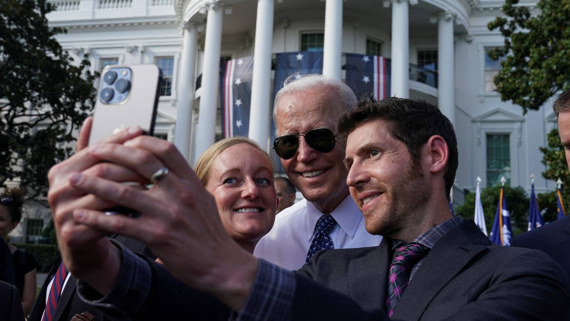 Præsident Joe Biden uddeler selfies under en fejring af vedtagelsen af Inflation Reduction Act. | Foto: Kevin Lamarque/Reuters/Ritzau Scanpix