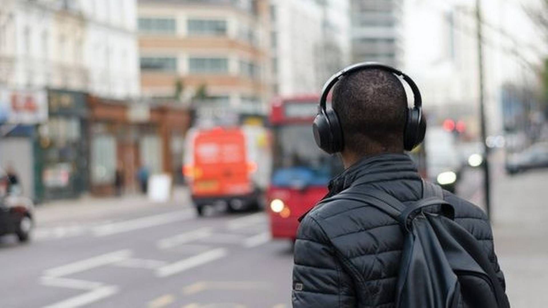 Illustrasjonsfoto av person med hodetelefoner i trafikken. | Foto: Unsplash