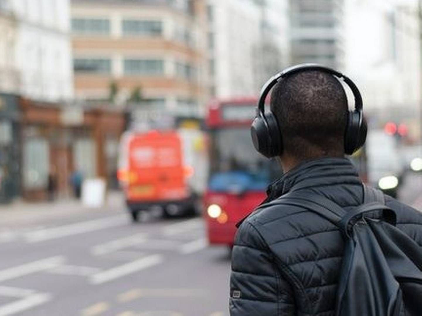 Illustrasjonsfoto av person med hodetelefoner i trafikken. | Foto: Unsplash