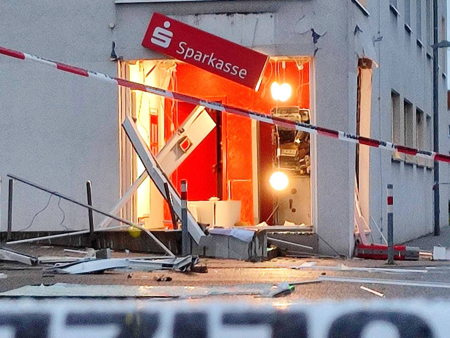 Ein gesprengter Geldautomat an einem Seniorenheim in Karlsruhe. | Foto: picture alliance/dpa/Stutenseeredaktion | Thomas Riedel