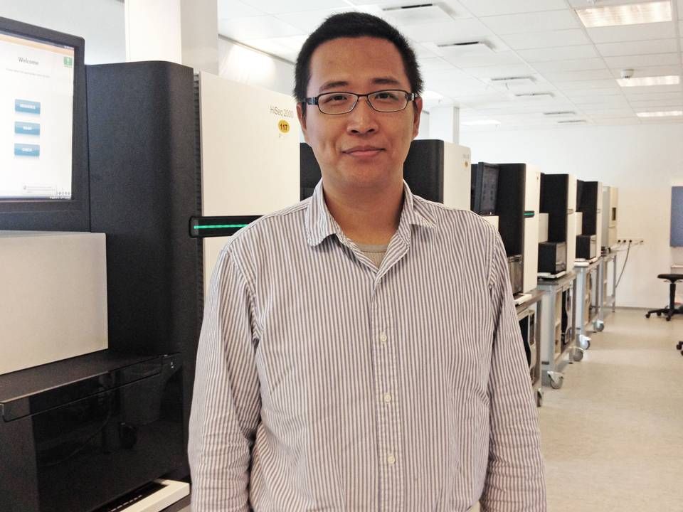 Ning Li, CEO for BGI Europe, står foran firmaets ti maskiner til gensekvensering, der skal bruges til at kortlægge danskernes genom