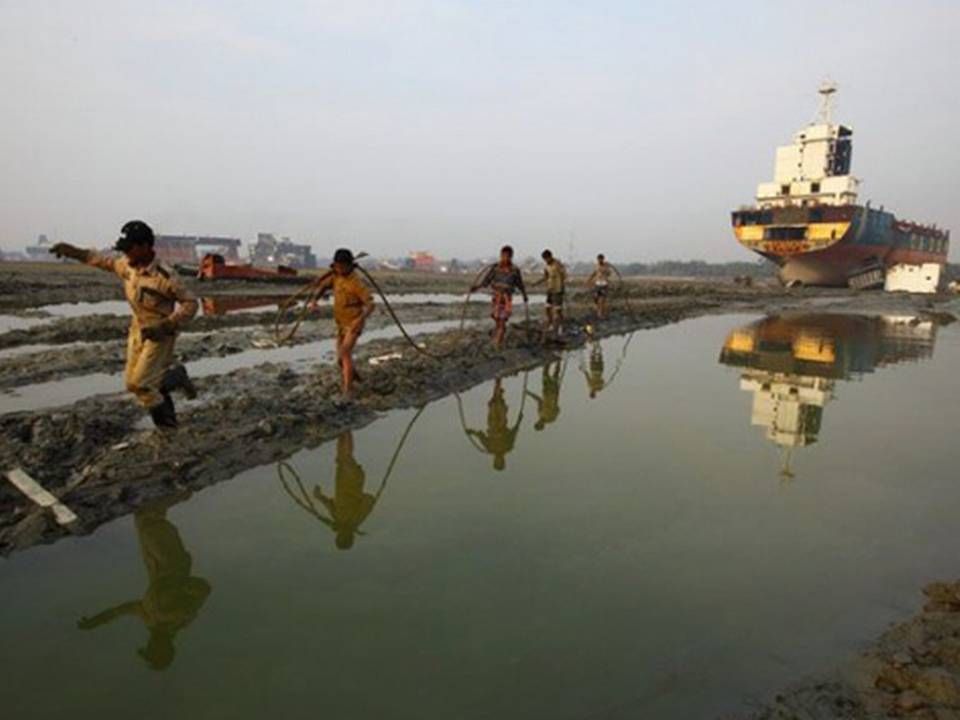 Bangladesh er kendt for at have dårlige forhold for arbejderne og miljøet på sine skrotværfter. Der bliver desuden brugt børn til farligt arbejde, skriver Oljefondet.