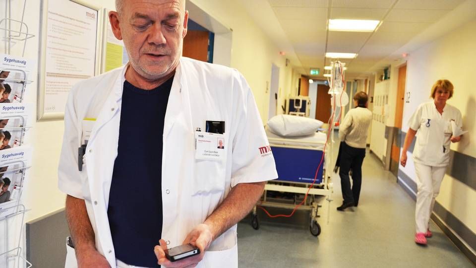 Ove Gaardboe, ledende overlæge ved akutafdelingen på Regionshospitalet Horsens, efterlyser mere intelligent brug af mobilen på hospitalsgangene. | Foto: Leonora Beck