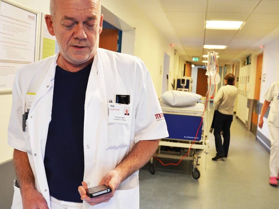 Ove Gaardboe, ledende overlæge ved akutafdelingen på Regionshospitalet Horsens, efterlyser mere intelligent brug af mobilen på hospitalsgangene. | Foto: Leonora Beck