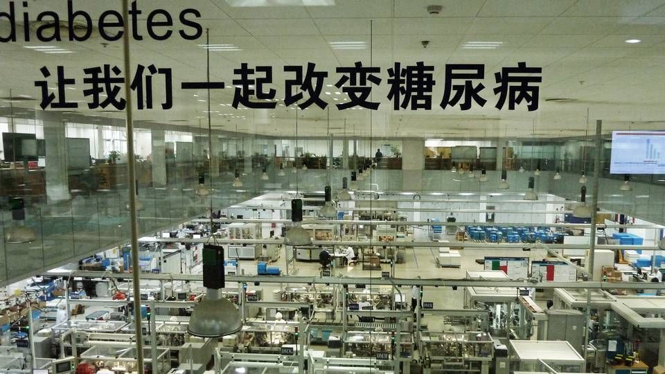 På fabrikken i Tianjin påfylder Novo Nordisk insulin og producerer koncernens Novopen 4 og 5. Her ses produktionen af Novopenene.