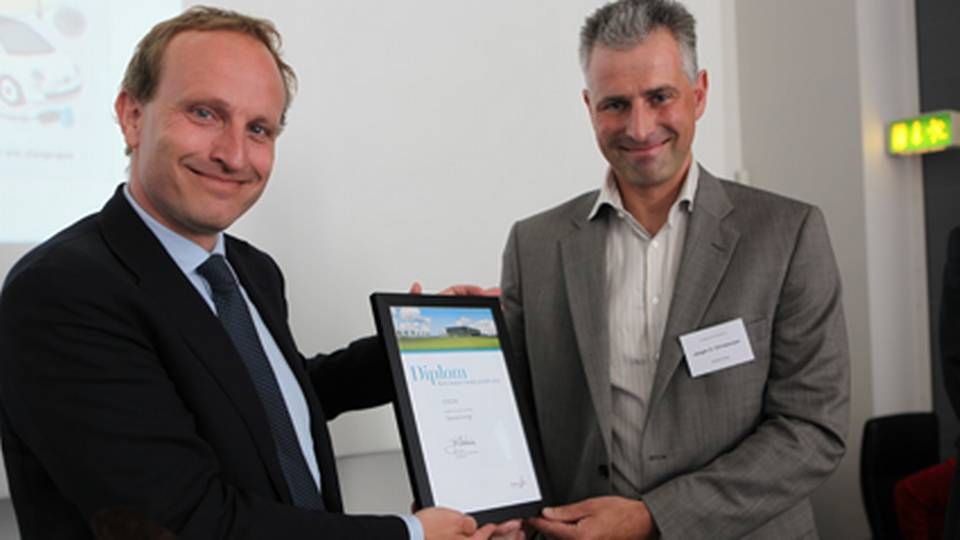 Klima- og energiminister Martin Lidegaard (R) deltog også i prisoverrækkelsen. Her ses han med Dansk Energis Jørgen S. Christensen