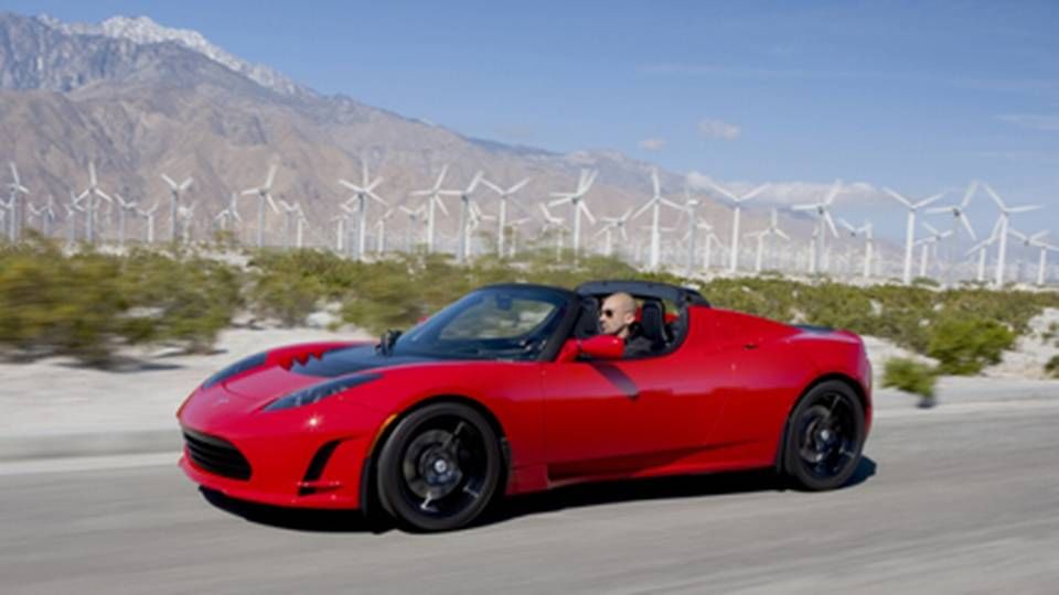 Cleantech-eventyr som Tesla - her med en rød model Roadster - er med til at give Europa baghjul. Foto: Tesla