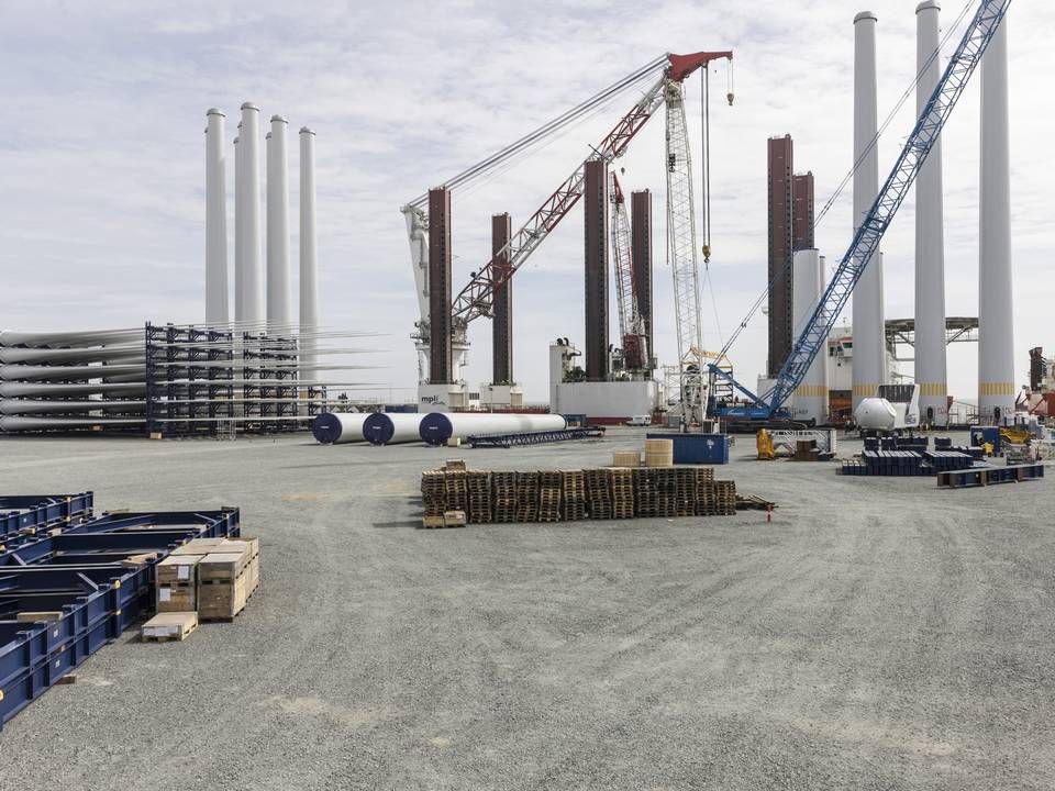 Fyringerne berører ikke Vestas' aktiviteter på Esbjerg havn, hvor selskabet tester V112 møllens dele i samspil, inden de udskibes til offshore-parker. | Foto: Vestas