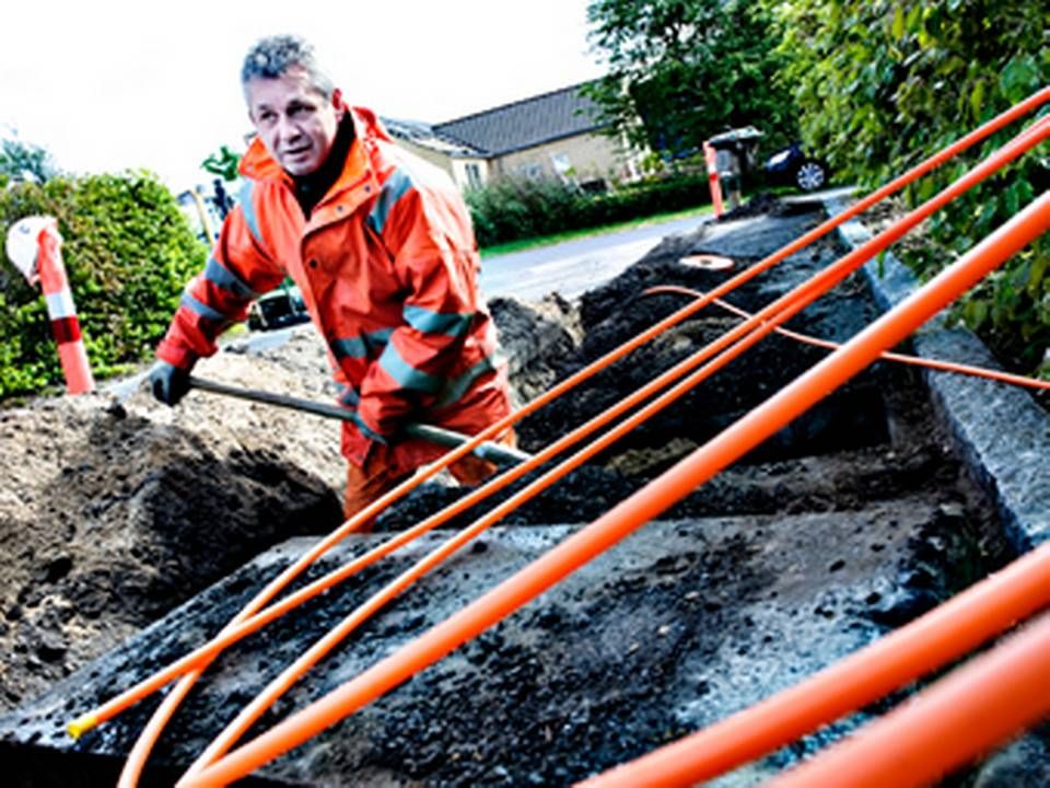EnergiMidt ansat graver kabler ned. Foto: CHRISTIAN SØLBECK KLINDT