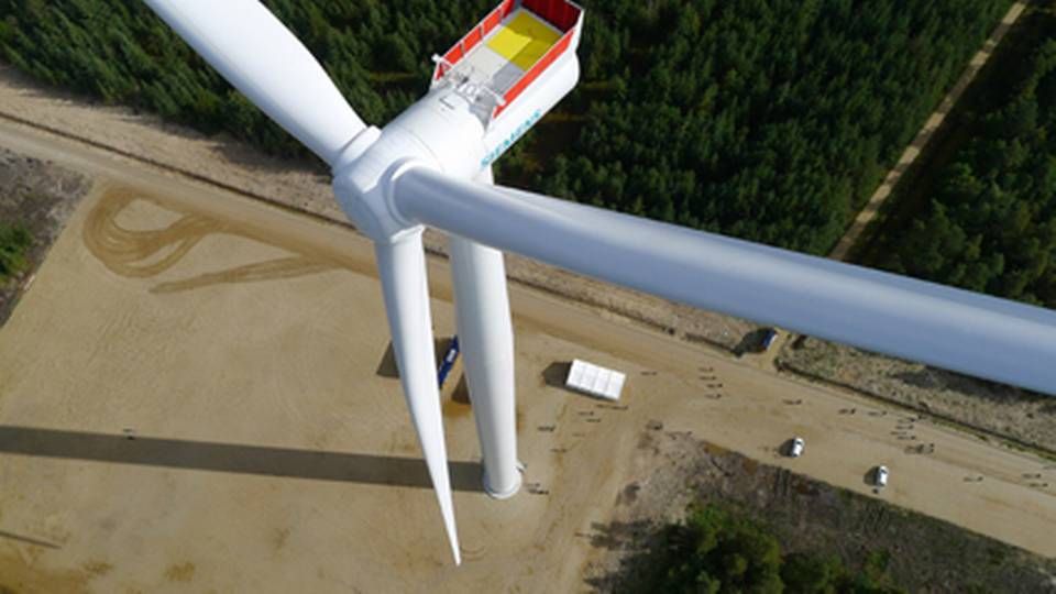 Den største Siemens-mølle måler i dag 197 meter fra top til bund, når en af de tre vinger står lodret. Her ses den i testcentret Østerild. | Foto: Siemens