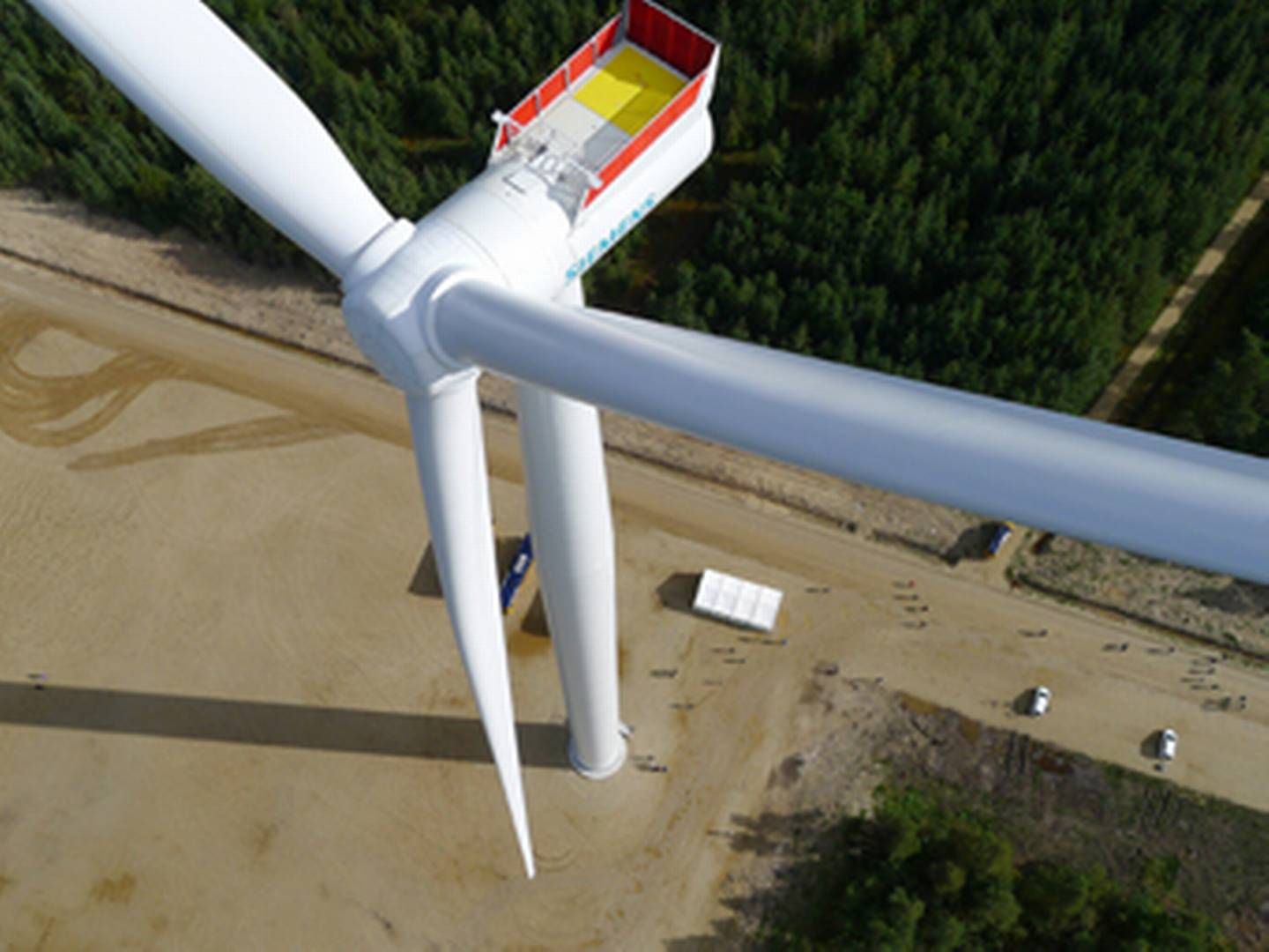 Den største Siemens-mølle måler i dag 197 meter fra top til bund, når en af de tre vinger står lodret. Her ses den i testcentret Østerild. | Foto: Siemens