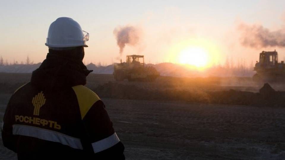 En Rosneft-medarbejder fra Rusland, der har verdens ottende største kendte reserver af olie. Foto: Rosneft