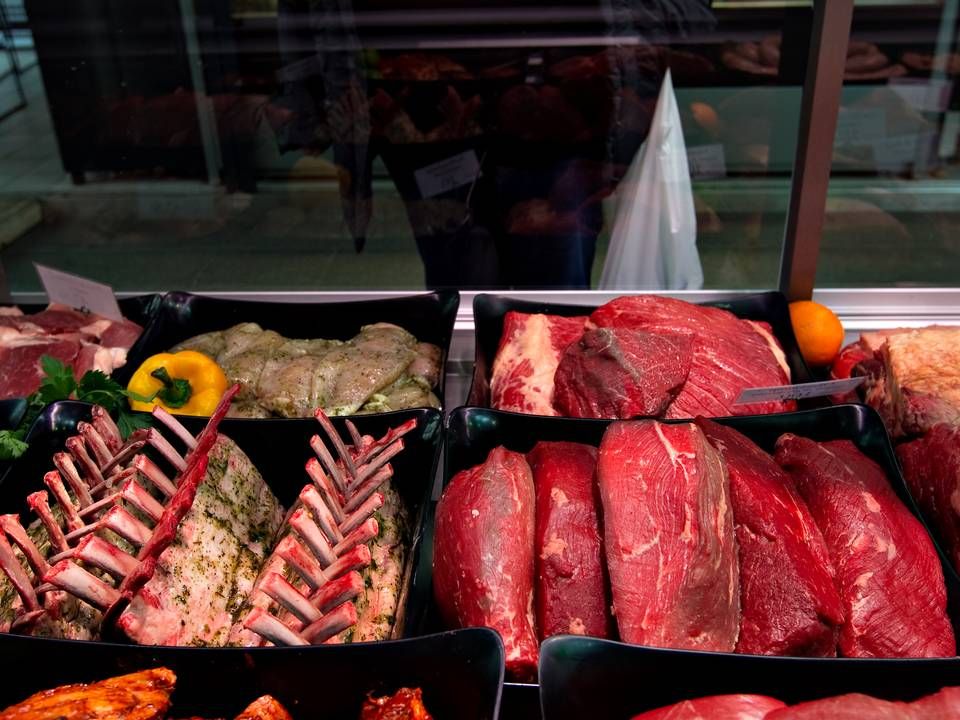 Det er langt fra kun røde bøffer, lammekroner og pålæg, der ryger over diskene hos de danske slagtere. I dag er både mad på glas og asiatiske retter en del af repertoiret. | Foto: POLFOTO