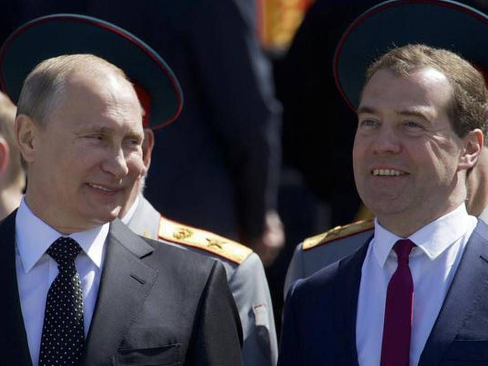 Premierminister Dmitry Medvedev (th) siger, at et russisk importforbud mod fødevarer fra Vesten vil vare ved. | Foto: Ivan Sekretarev, AP