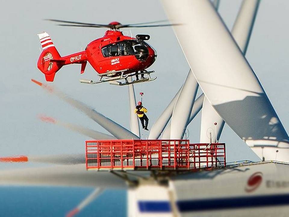 Helikopteren er udstyret til brug for offshore flyvning samt med såkaldt ”hoist”-udstyr, dvs. et hejseaggregat til brug i forbindelse med hejsning af folk ned til vindmøllens platform – og op i helikopteren. | Foto: Unifly