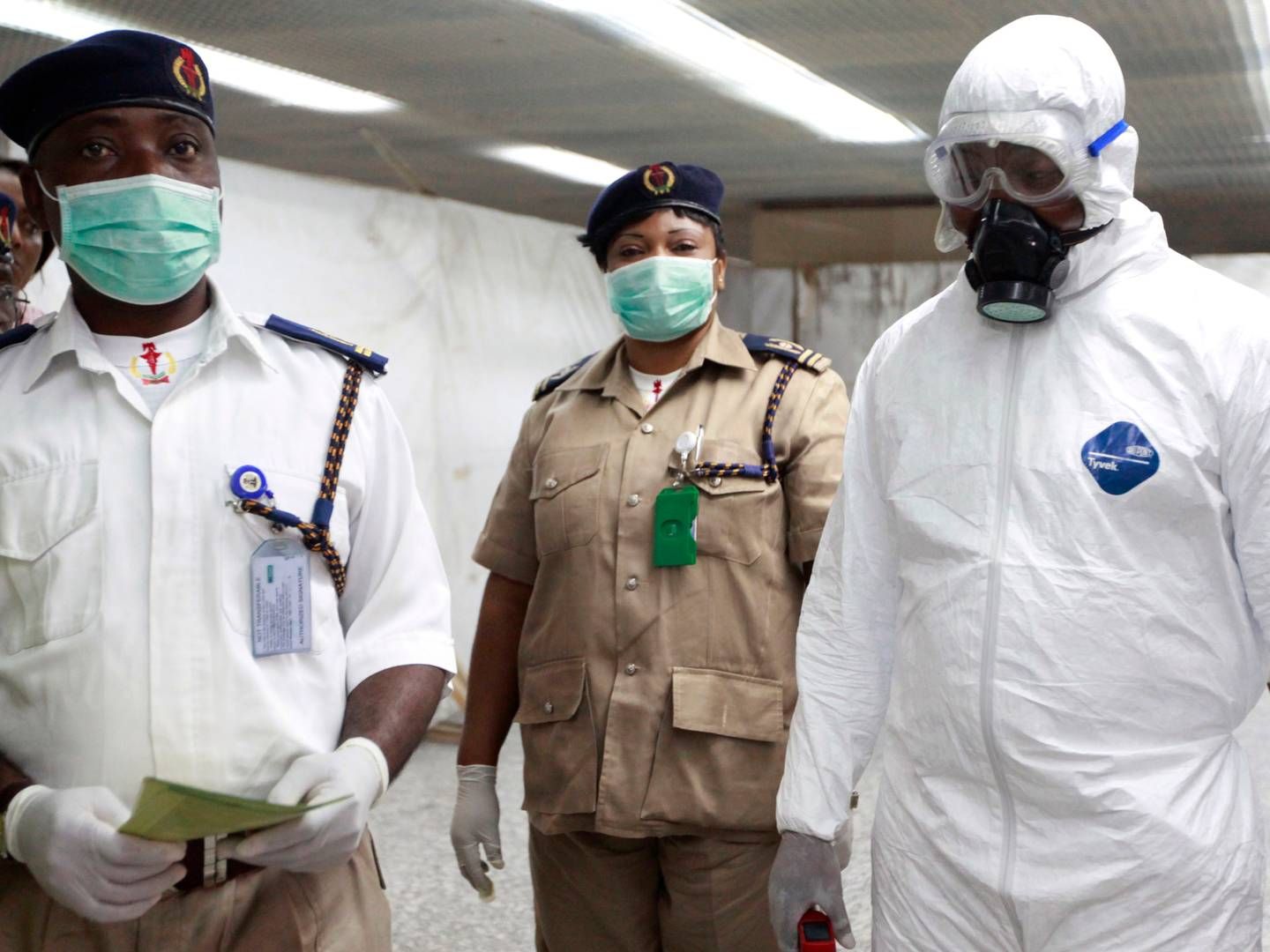 Nigerianske sundhedsarbejdere undersøger flyrejsende i lufthavnen i byen Lagos. | Foto: Sunday Alamba/AP/POLFOTO