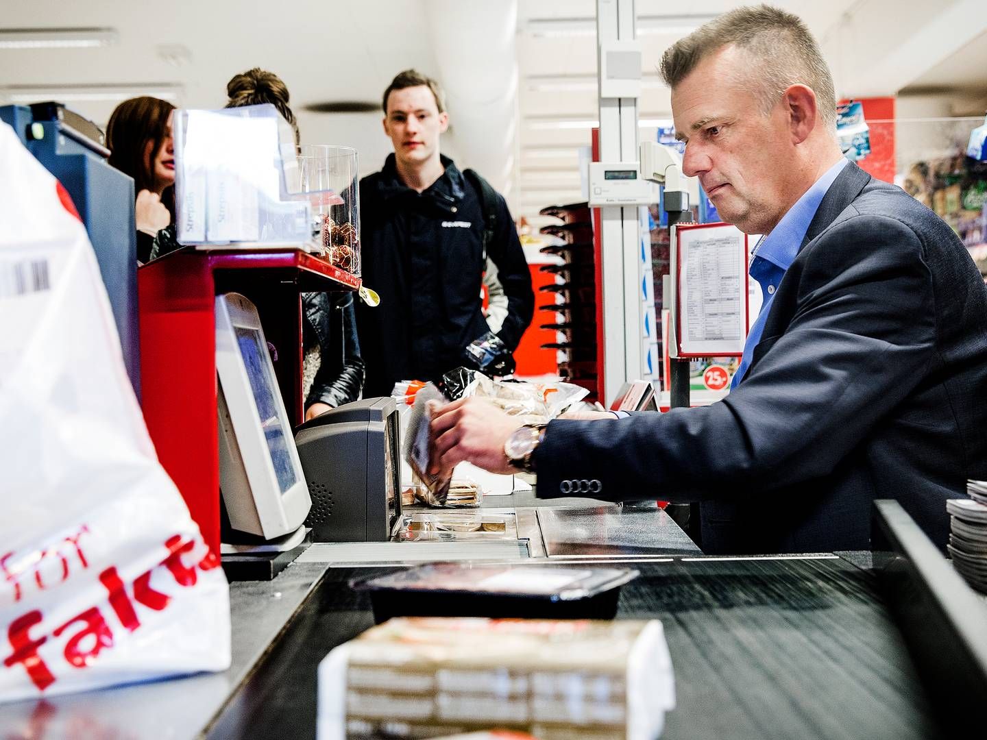 Kædedirektør Niels Karstensen bag kassen i en Fakta-butik. | Foto: Stine Bidstrup
