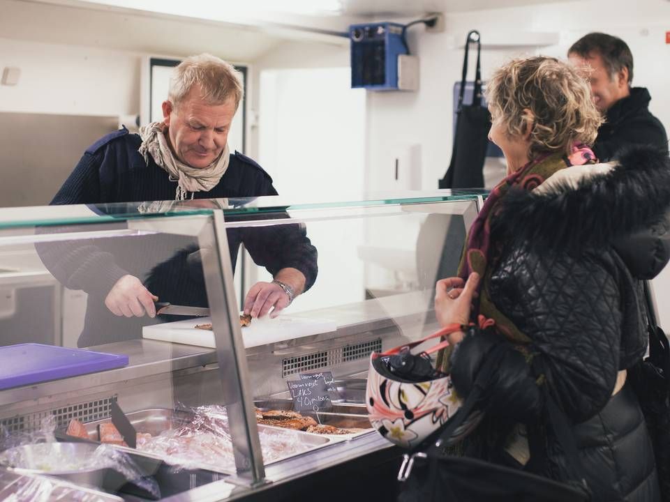 Thorupstrand Kystfiskerlaug sælger fisk fra en kutter i Havnegade i København. | Foto: Anders Højrup Sørensen