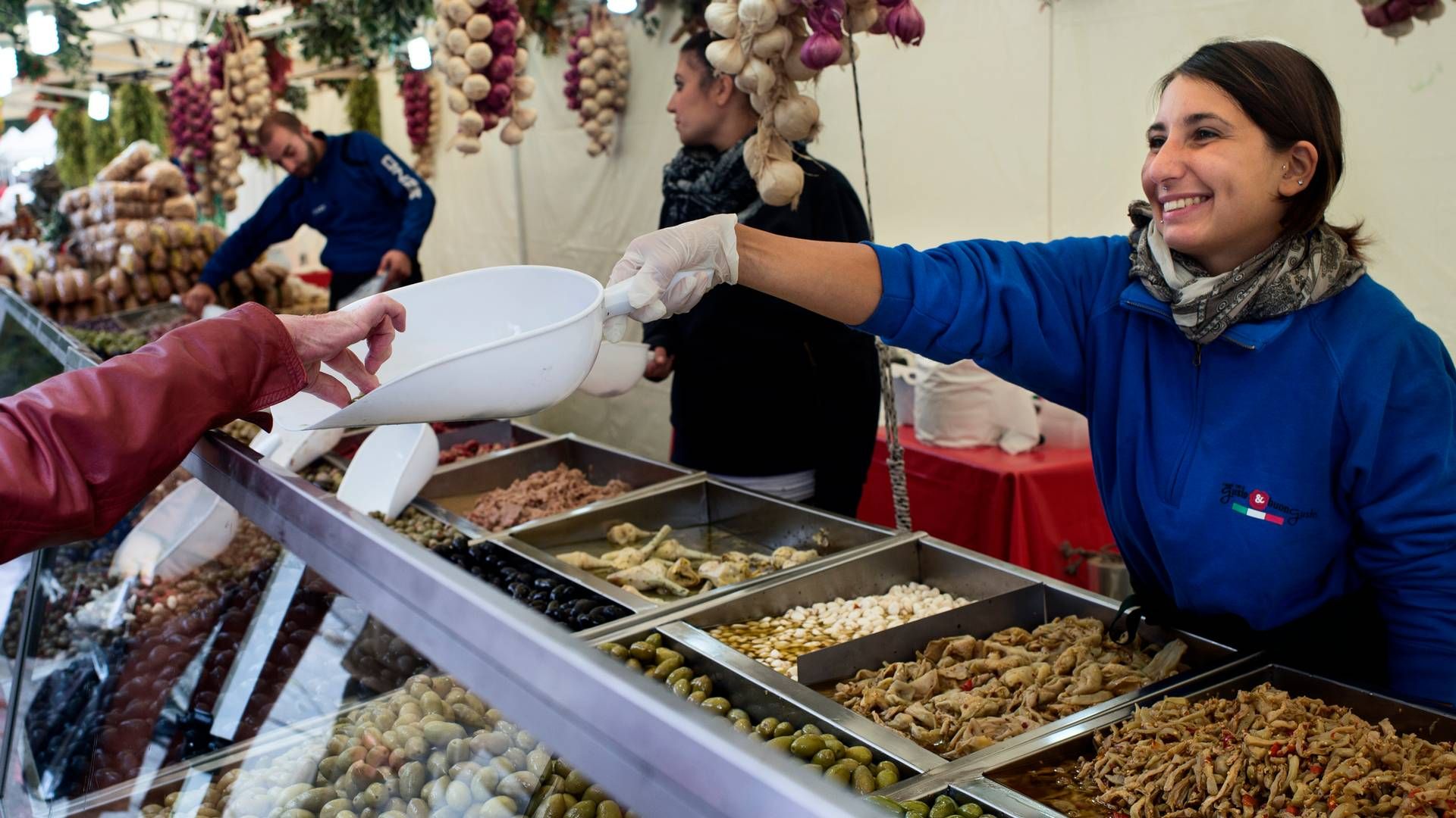 Sarah Piccioli fra Sicilien serverer italienske specialiteter medbragt fra Italien på Frederiks Allé. | Foto: Ida Munch