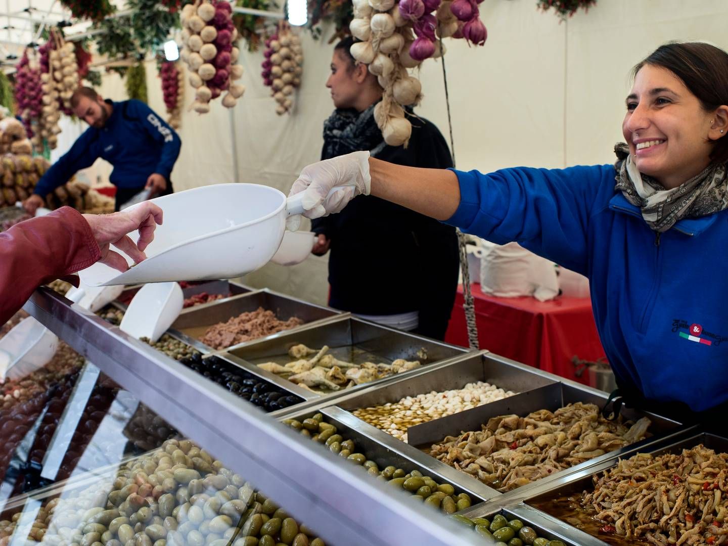 Sarah Piccioli fra Sicilien serverer italienske specialiteter medbragt fra Italien på Frederiks Allé. | Foto: Ida Munch