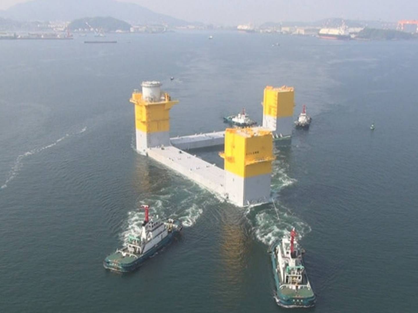 Halvdelen af MHI Vestas Offshore Wind, Mitsubishi Heavy Industries, arbejder på at opsætte en 7 MW-mølle på det flydende fundament som ses på billedet.