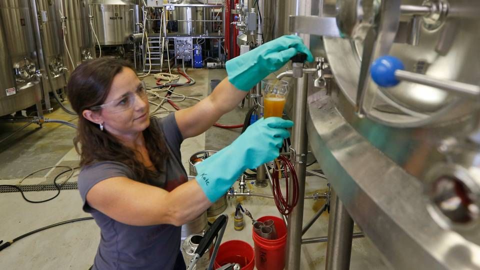Tidligere AB InBev-specialist Kate Lee tester specialøl for Hardywood Park Craft Brewery | Foto: Steve Helber/AP/POLFOTO/arkiv
