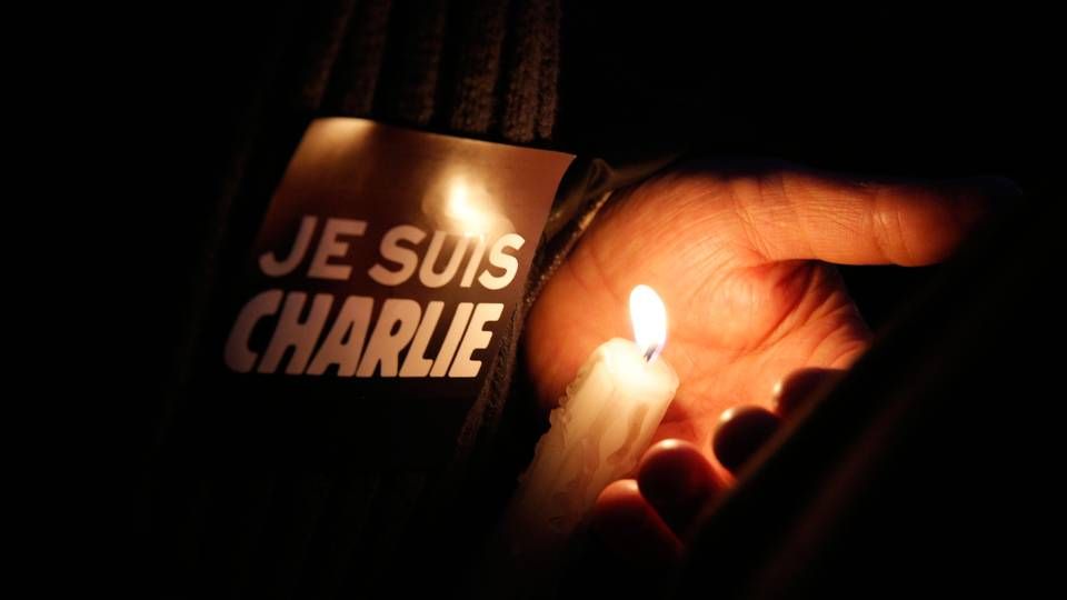 Folk i Paris samledes i går på gaderne for at mindes ofrene og protestere over angrebet på Charlie Hebdo. | Foto: Christophe Ena/POLFOTO/AP