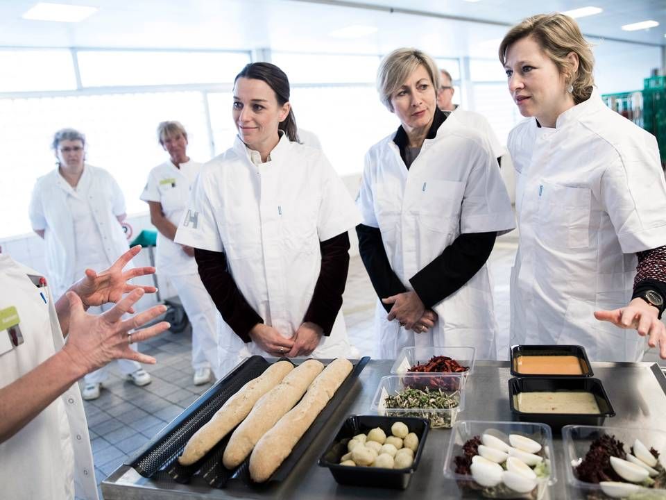 Miljøminister Kirsten Brosbøl (S) sammen med regionsrådsformand Sophie Hæstorp Andersen og miljøordfører Lone Loklindt (R) på Glostrup Hospital. | Foto: Claus Bjørn Larsen/Miljøministeriet