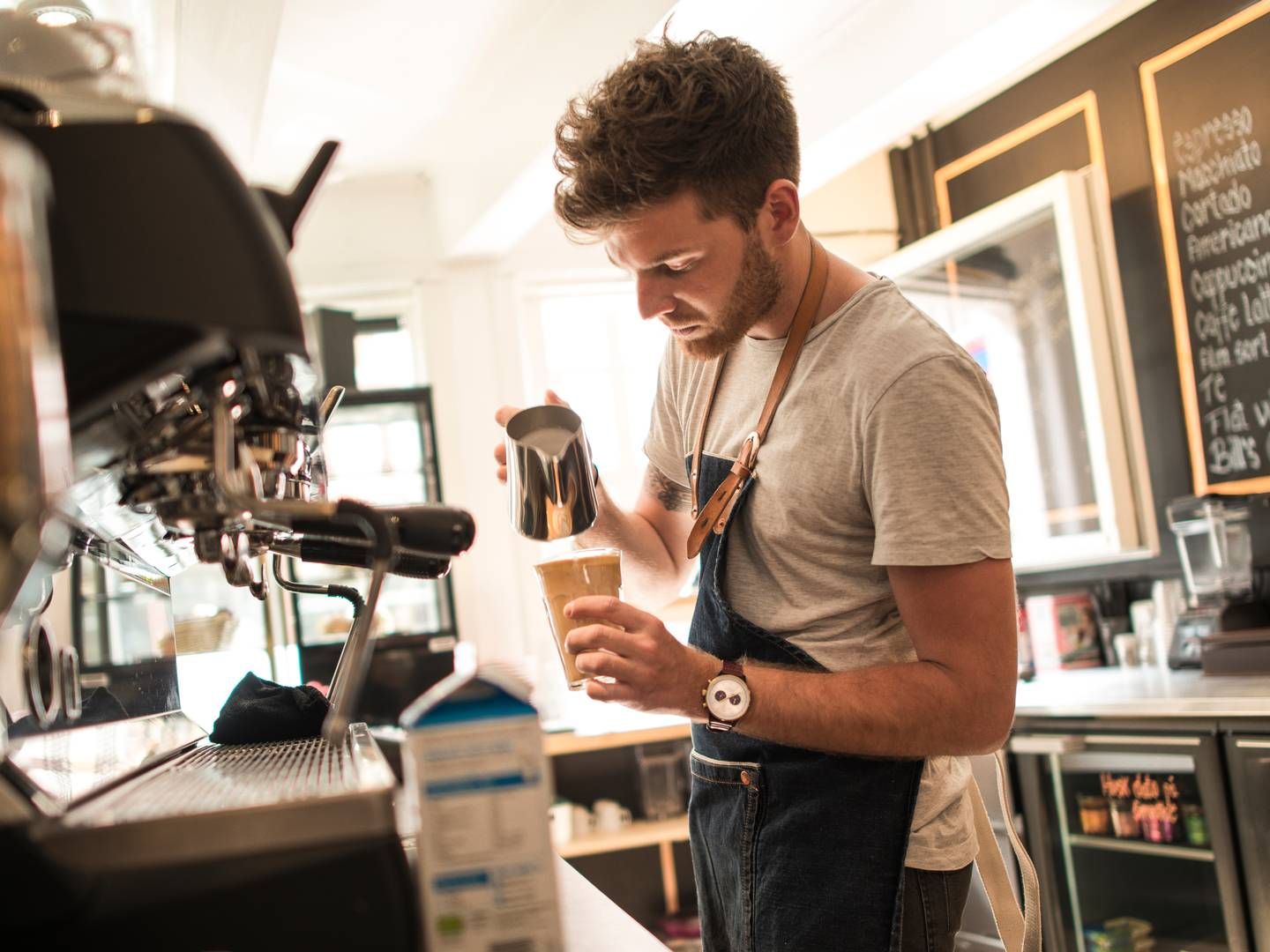 Unge danskere vil hellere drikke deres kaffe på en café. | Foto: Ritzau Scanpix/Michael Hansen
