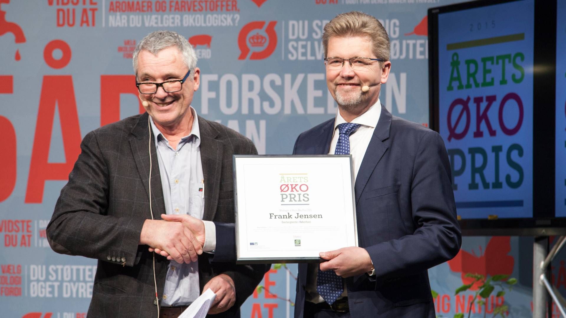 Formand for Økologisk Landsforening, Per Kølster, overrækker prisen til Frank Jensen. | Foto: Økologisk Landsforening