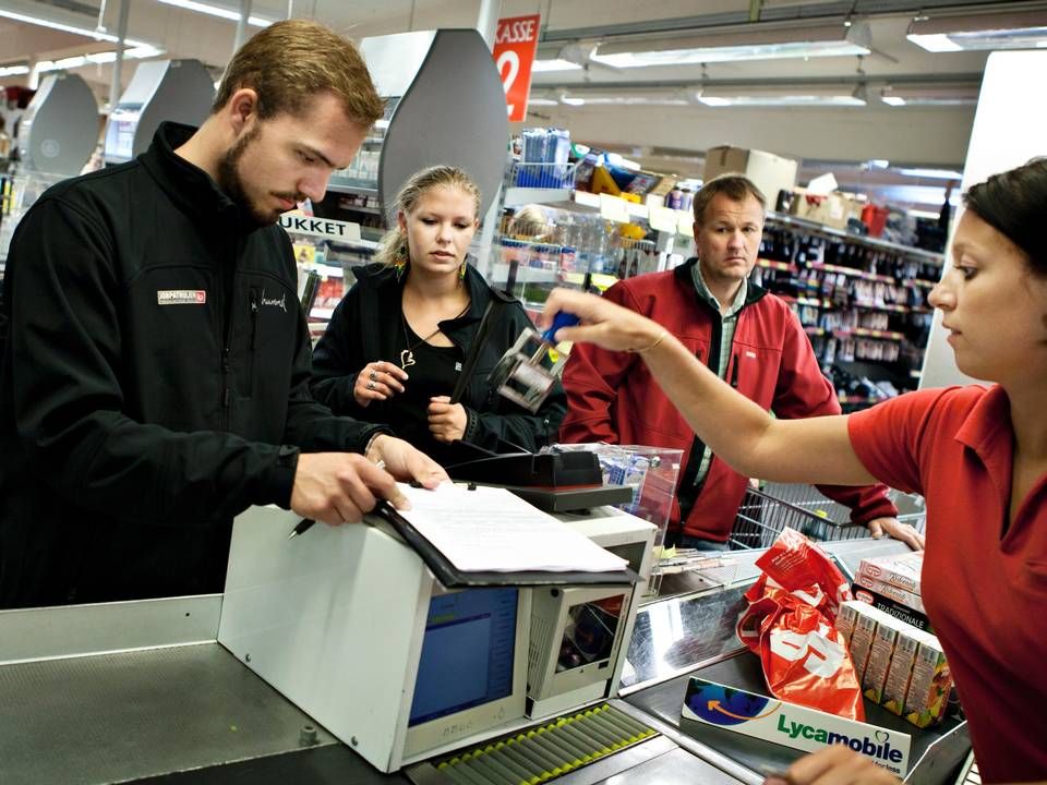 Nu bliver der atter kørt varer over kassebåndene, så der er plus på bundlinjen hos supermarkedskæden Løvbjerg. | Foto: Gorm Olesen/Polfoto/Arkiv