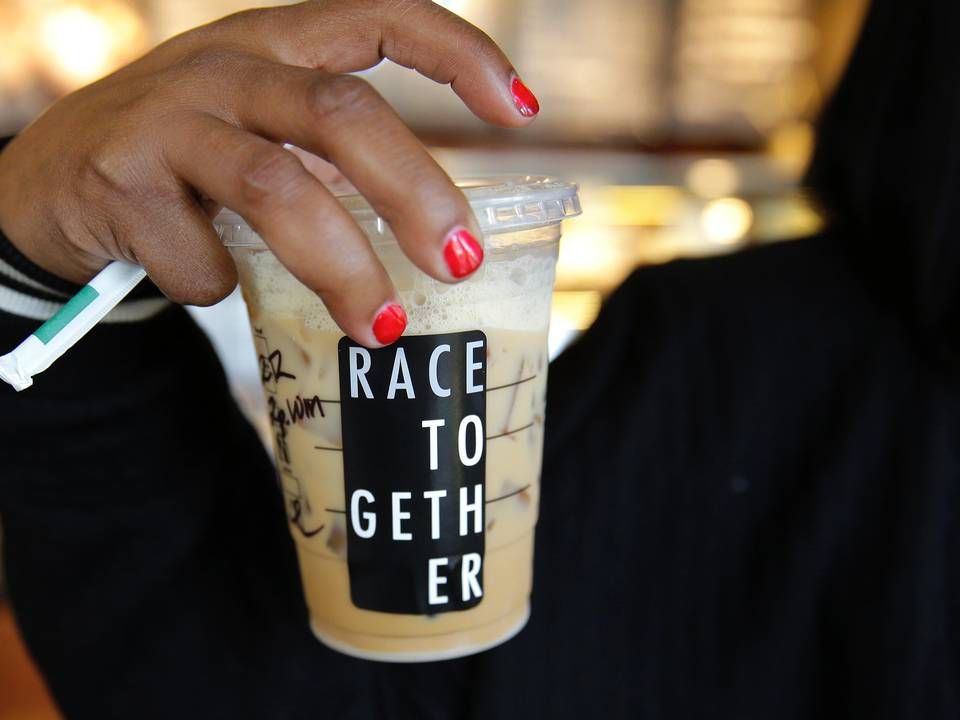 Kampagnen indebærer, at kunder får klistermærket med Race Together-sloganet på deres drikkevarer. | Foto: Ted S. Warren/AP Photo/Polfoto