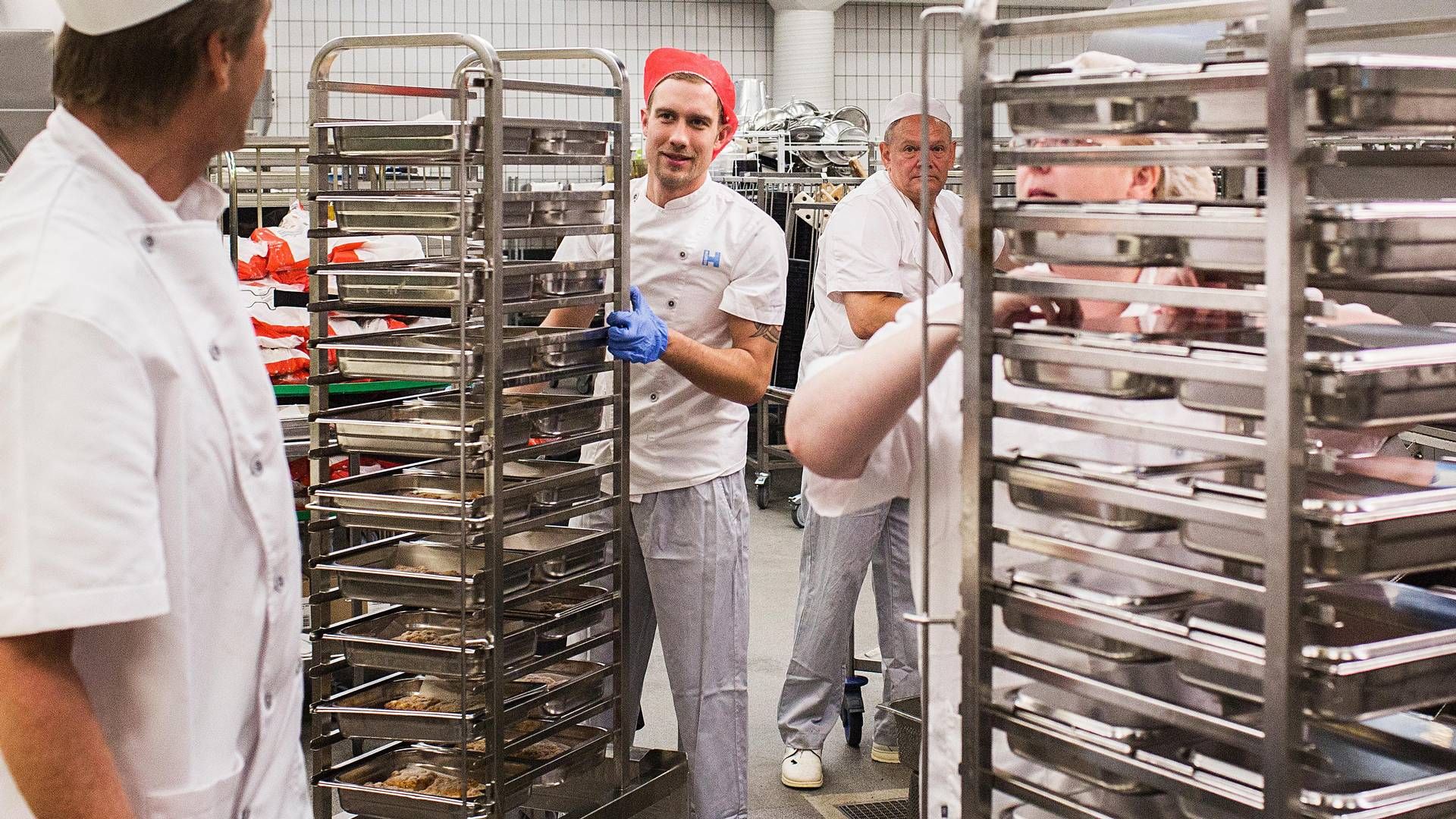 Køkkenmedarbejdere laver mad på Rigshospitalets køkken. | Foto: Simon Fals/Polfoto/Arkiv