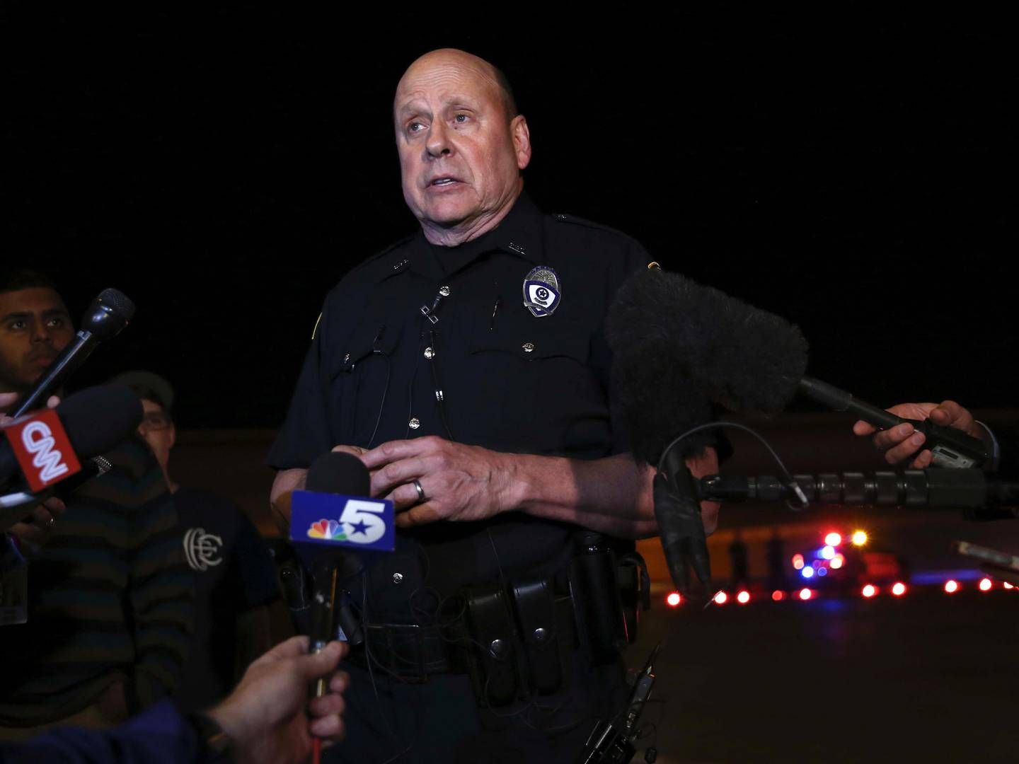 Talsmand for politiet ui Garland, Joe Harn, informerer om skyderiet ved Curtis Culwell Center. | Foto: LM Otero/AP/Polfoto