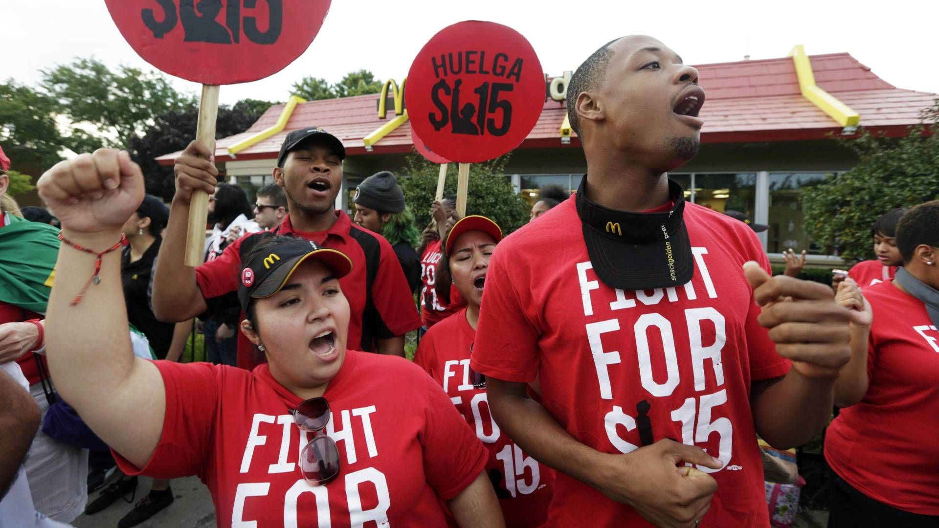 McDonald's-medarbejdere over hele verden strejkede sidste år i protest mod lønnen. | Foto: M. Spencer Green/AP/Polfoto/Arkiv