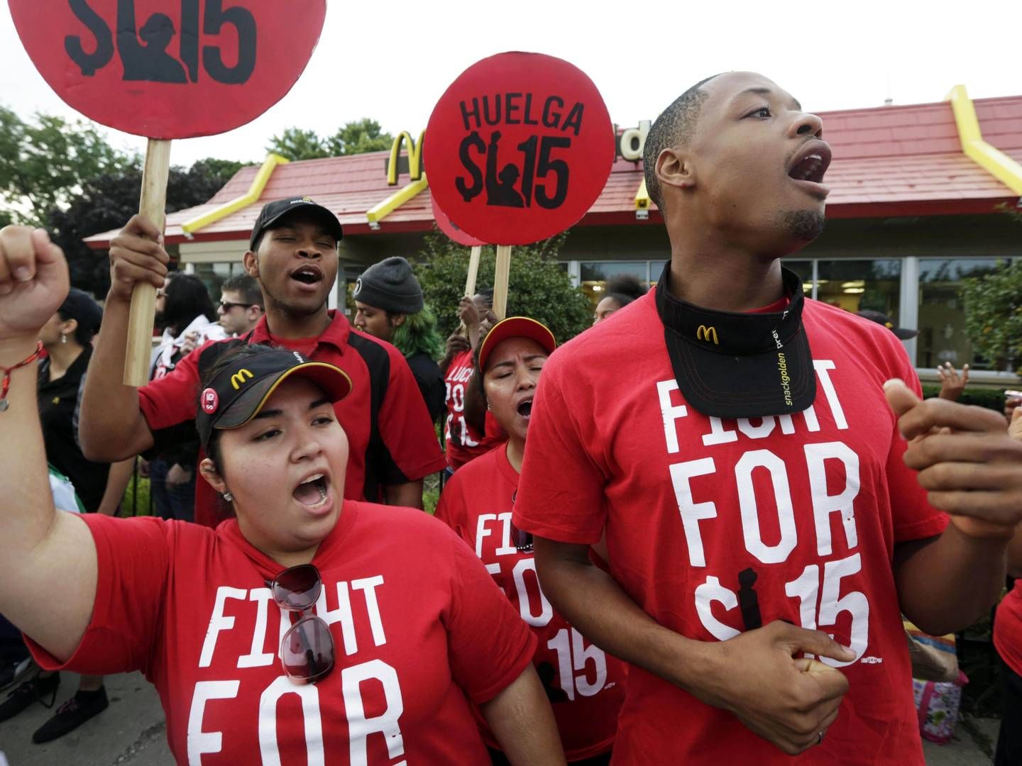 McDonald's-medarbejdere over hele verden strejkede sidste år i protest mod lønnen. | Foto: M. Spencer Green/AP/Polfoto/Arkiv
