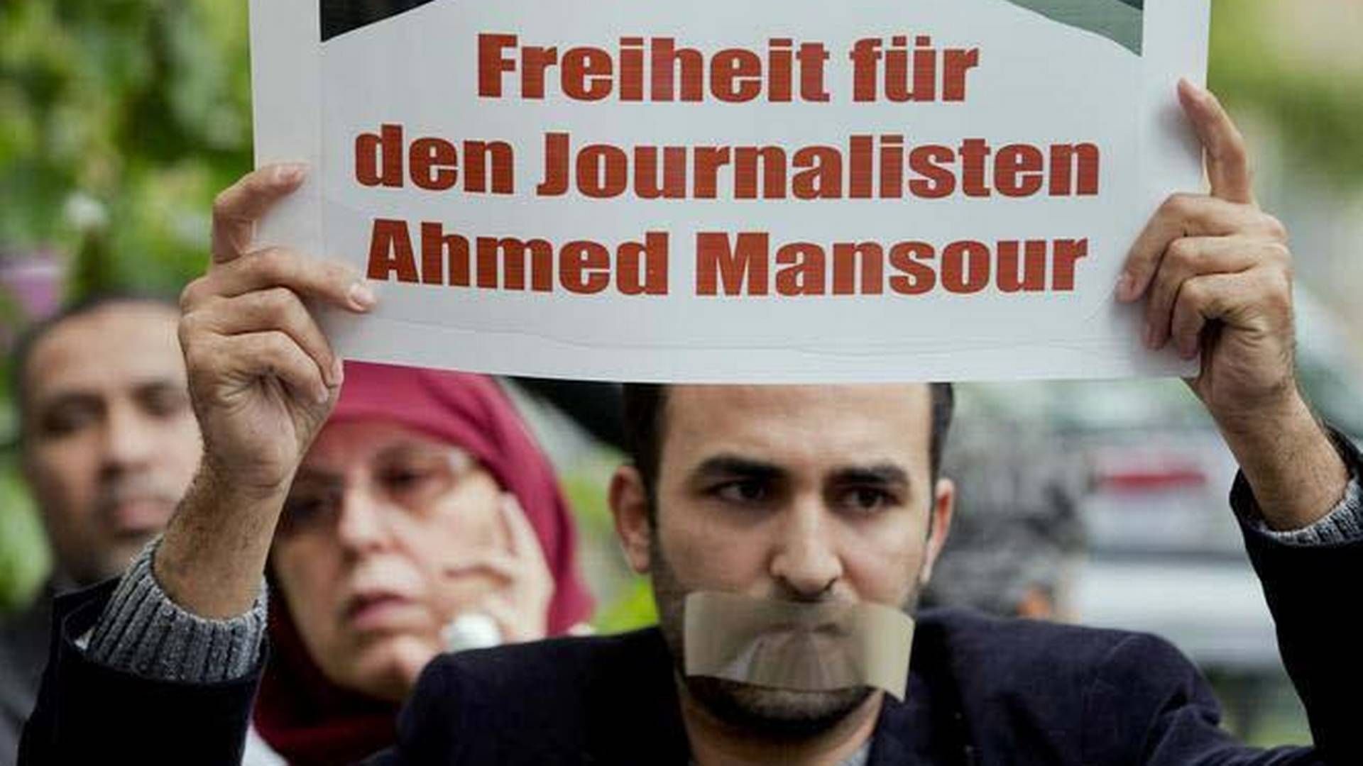 Demonstranter på gaden i Berlin krævede i går journalisten Ahmed Mansour løsladt. Det er sket i dag. | Foto: Michael Sohn/AP/Polfoto