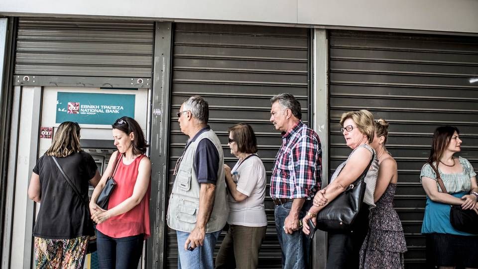 Der har været konstant kø foran de græske hæveautomater gennem de seneste uger, mens bankerne har holdt lukket. | Foto: Anthon Unger/Polfoto/Arkiv