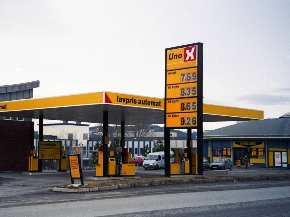 Benzinprisen er om ikke nede på 1998-niveau så tættere på end i mange år.