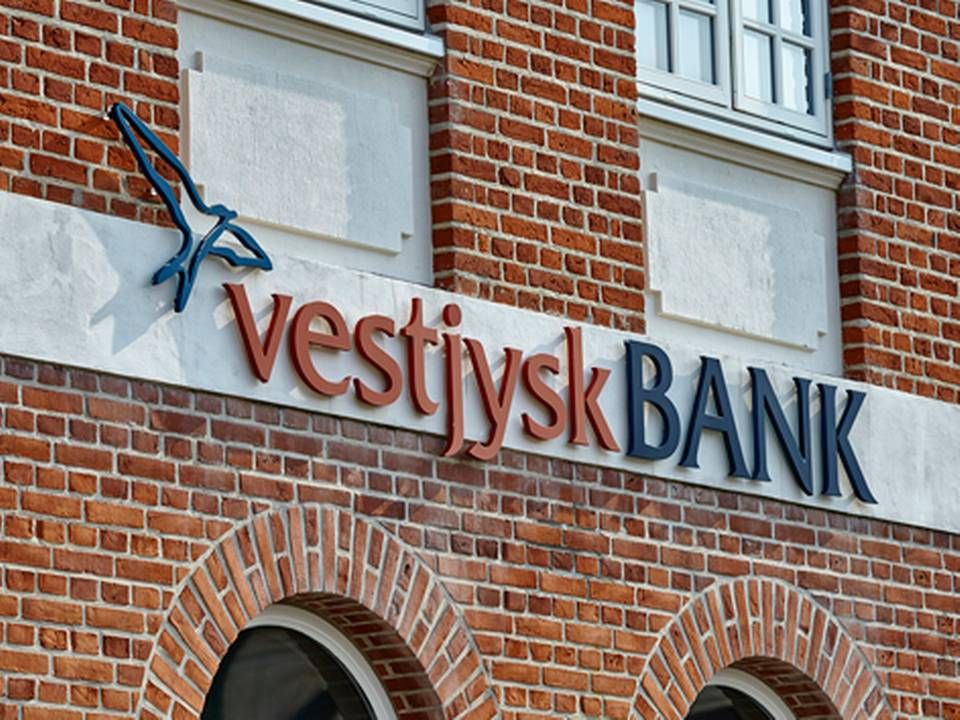 Maj Invest fortæller om rationalet bag, og planerne med, at man vil placere kundernes penge i en stor aktiepost i Vestjysk Bank.