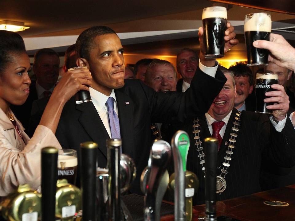 Det amerikanske præsidentpar nyder "en pint af det sorte stads", der nu fås i en alkoholfri version i Indonesien. | Foto: AP/POLFOTO/arkiv