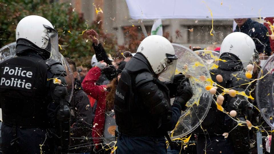 Tusindvis af belgiske landmænd protesterede i dag i Bruxelles forud for beslutningen om den nye krisepakke. | Foto: Virginia Mayo/AP/Polfoto
