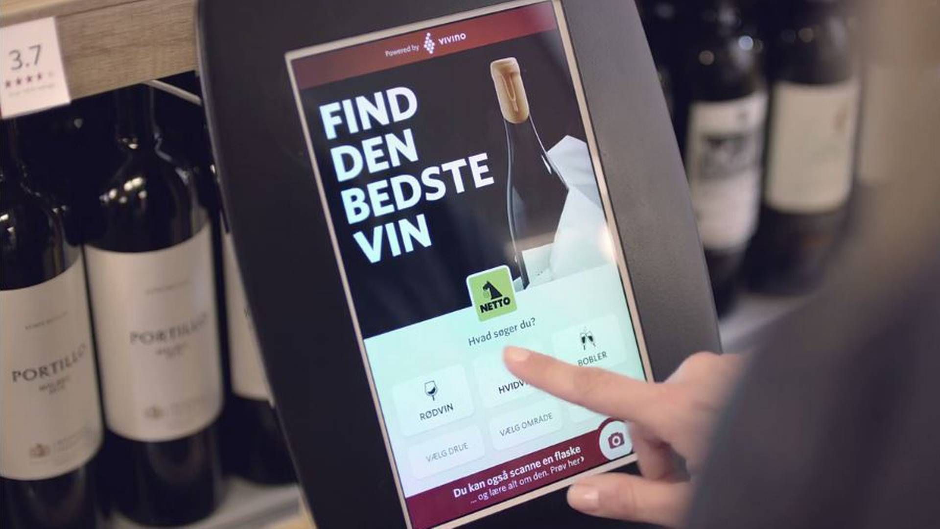 Foruden bedømmelserne er der også opstillet en iPad, hvor kunderne kan blive inspireret eller scanne vinene og læse mere om dem. | Foto: Screenshot