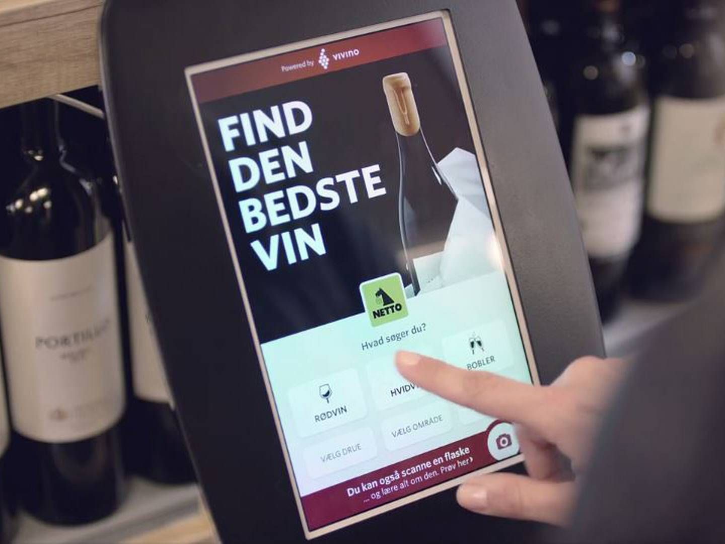 Foruden bedømmelserne er der også opstillet en iPad, hvor kunderne kan blive inspireret eller scanne vinene og læse mere om dem. | Foto: Screenshot