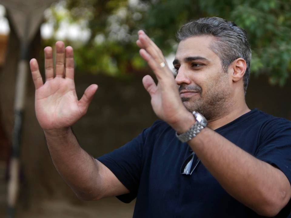 Mohamed Fahmy forlader fængslet i Cairo efter at være blevet benådet af den egyptiske præsident. | Foto: Amer Nabil/AP/Polfoto