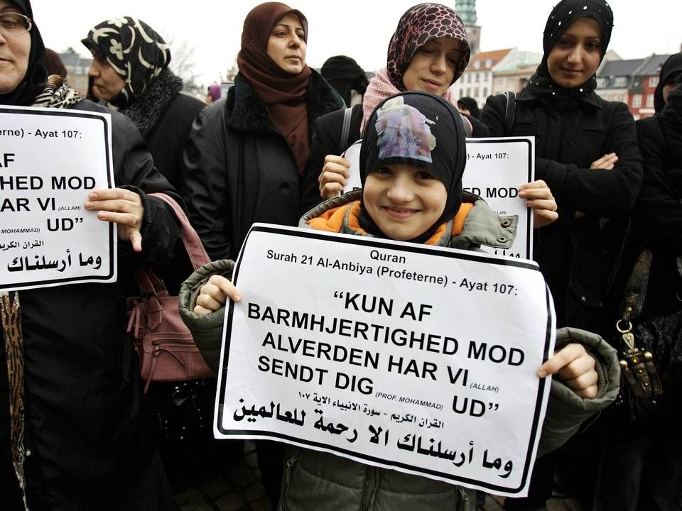 Forskellige muslimske organisationer demonstrerede mod gentrykningen af en af Muhammed- tegningerne foran Christiansborg i 2008. | Foto: Jens Dresling/Polfoto/Arkiv